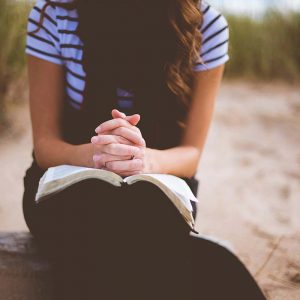 Frau beim Bibel lesen und beten