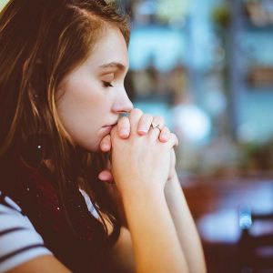 Frau betet